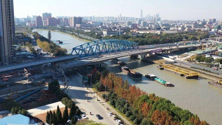 据了解,江陵大桥老桥是连接松陵城区与吴江开发区的要道,近年来逐渐